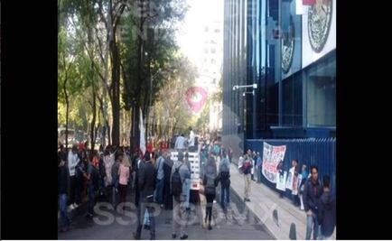 Padres de los 43 realizan mitin en la PGR