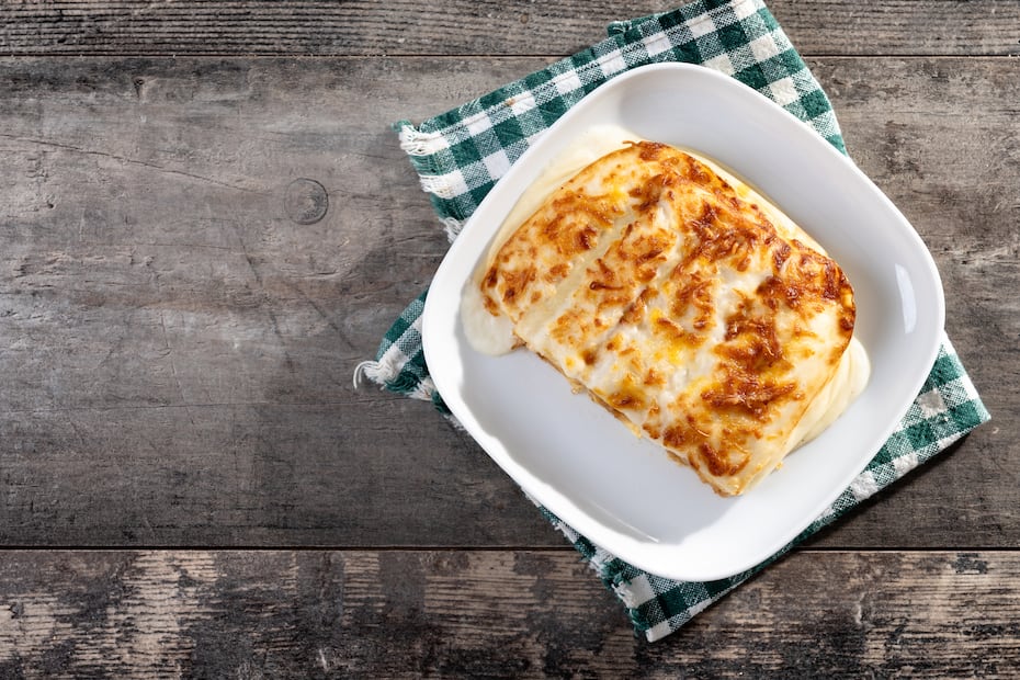 La receta clásica baña las tortillas con salsa verde enriquecida con queso crema para lograr una textura más espesa y aterciopelada. Foto: Freepik