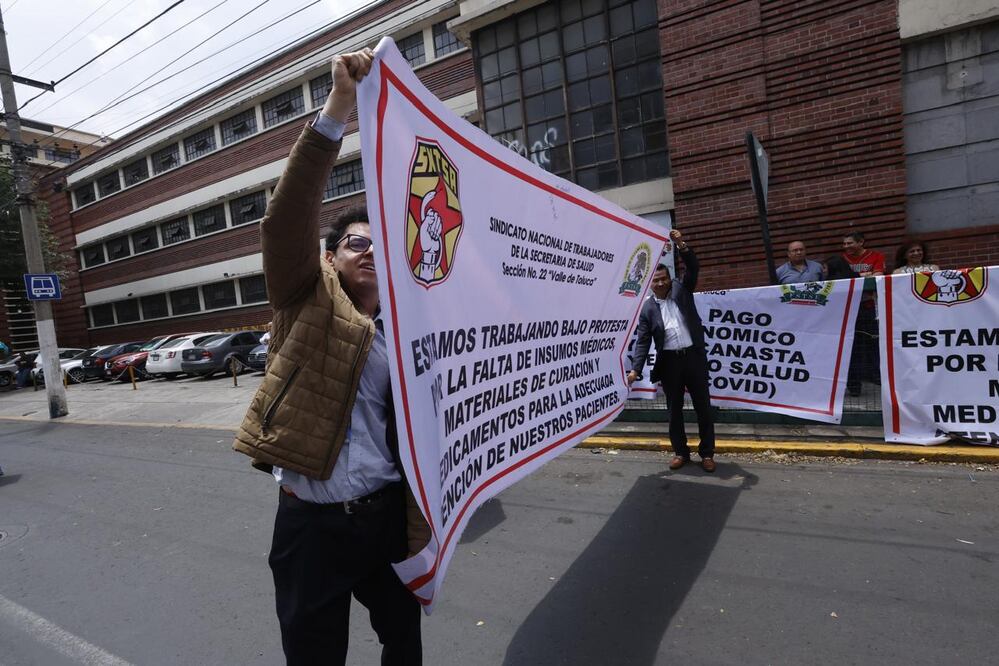 Médicos, enfermeras y personal de la salud realizan bloqueo en el Edomex. Exigen mejoras laborales. (Foto: especial)