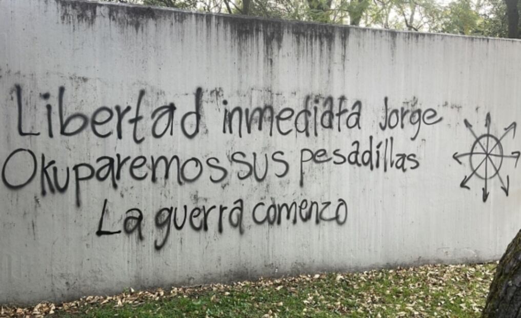 Encapuchados cometen actos vandálicos en oficinas de la UNAM, en protesta por detención de "El Yorch"