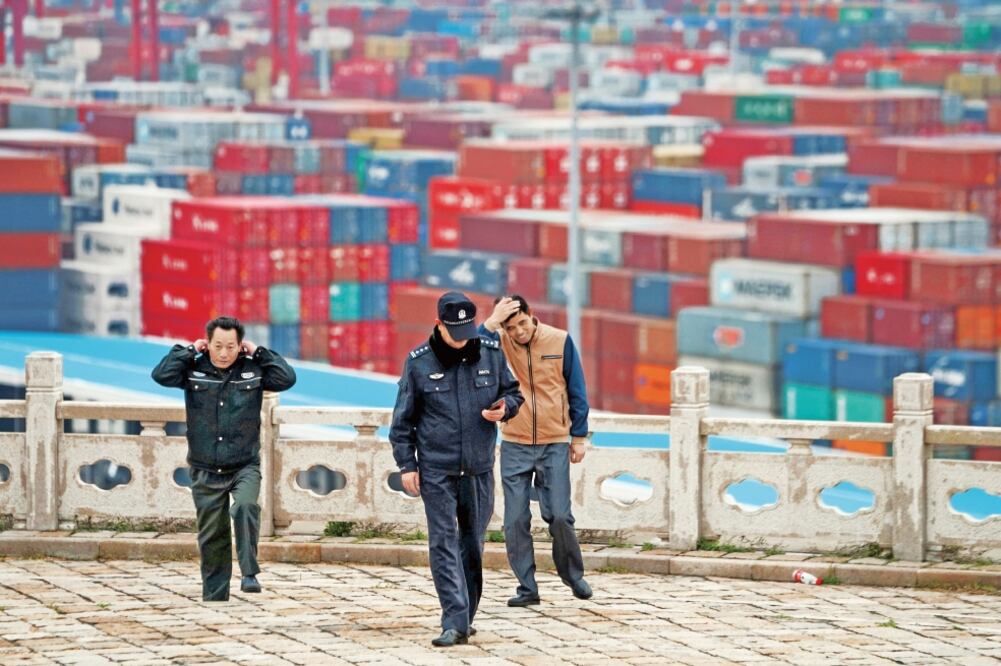 Tras la imposición de aranceles de 25% a más de un millar de productos chinos con valor de 50 mil mdd, China aplicará un impuesto por el mismo monto a exportaciones automotrices y agrícolas estadounidenses (REUTERS)