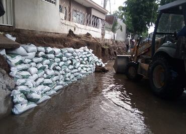 Refuerzan con costales bordes del arroyo el Piojo en Sinaloa