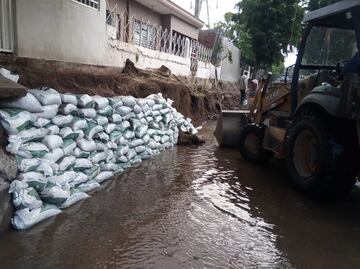 Refuerzan con costales bordes del arroyo el Piojo en Sinaloa