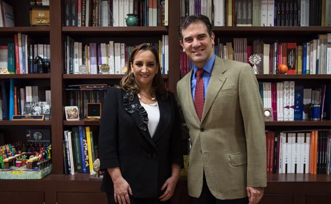 Claudia Ruiz Massieu, presidenta nacional del PRI y Lorenzo Córdova, consejero presidente del INE. Foto: Especial