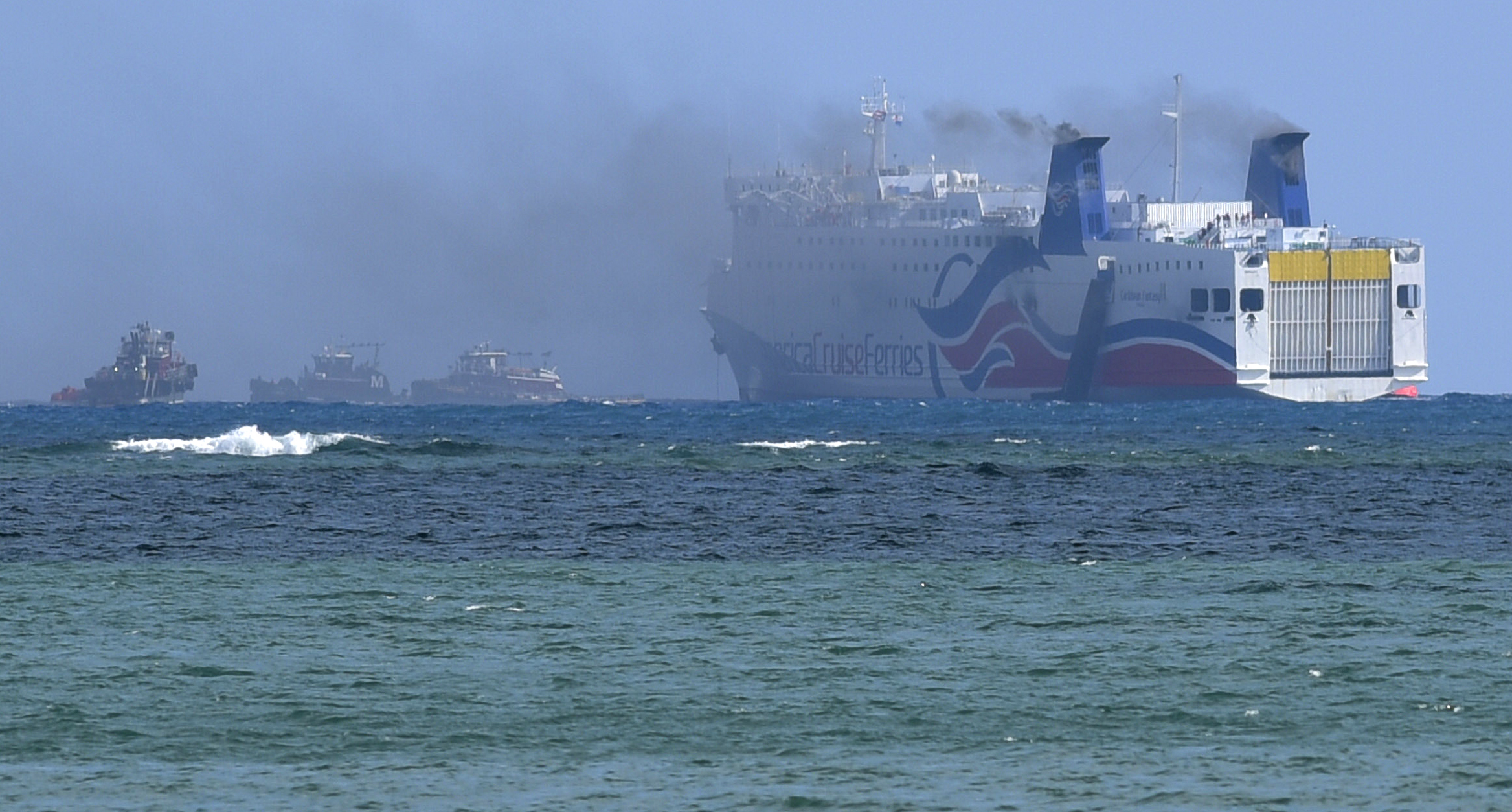 Guardia Costera de EU investiga incendio de crucero en Puerto Rico