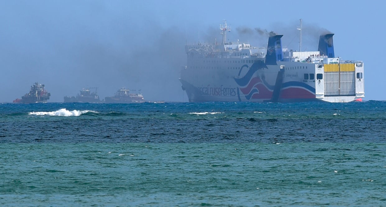 Se alza humo del crucero Caribbean Fantasy frente a la costa de San Juan, Puerto Rico (Foto: AP)
