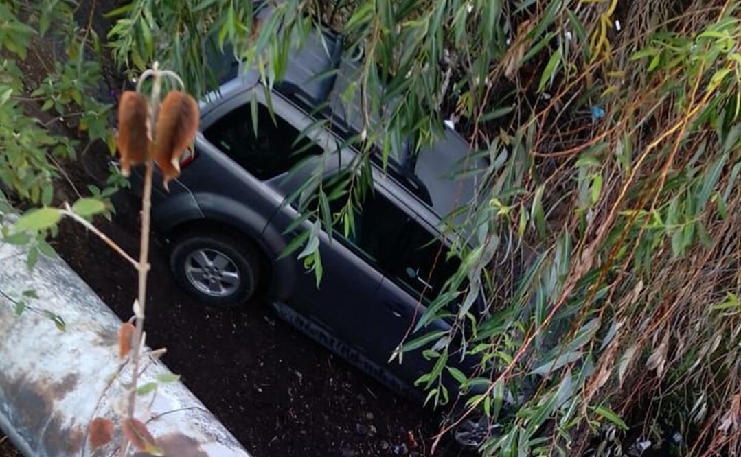 El hombre presuntamente conducía en estado de ebriedad, lo que habría provocado que cayera en las aguas negras del río. Foto: Especial