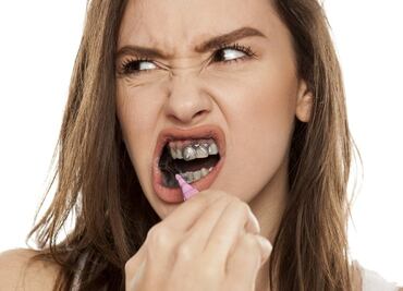 Por qué no debes usar pasta de carbón para blanquearte los dientes