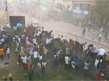 Estampida tras partido de futbol provoca tragedia en Guinea; reportan 56 personas muertas