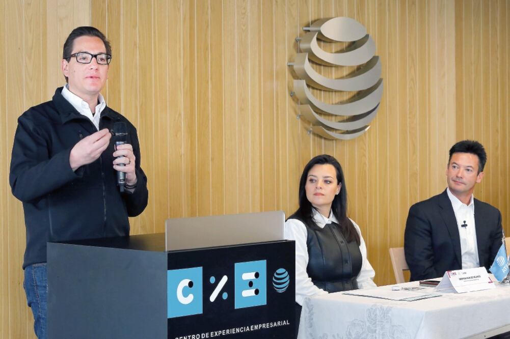 Salomón Chertorivski, titular de la Sedeco (izq.), y Kelly King, CEO de AT&T (der.), dijeron que hay una conectividad sin precedentes en CDMX (BERENICE FREGOSO. EL UNIVERSAL)