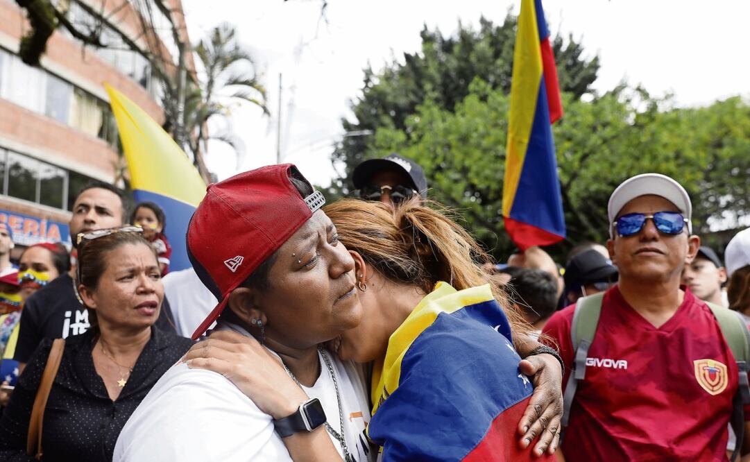 Ciudadanos venezolanos se reunieron cerca del consulado de su país en Medellín, Colombia, luego de la jornada de elecciones presidenciales. Foto: Luis Eduardo Noriega Arboleda EFE