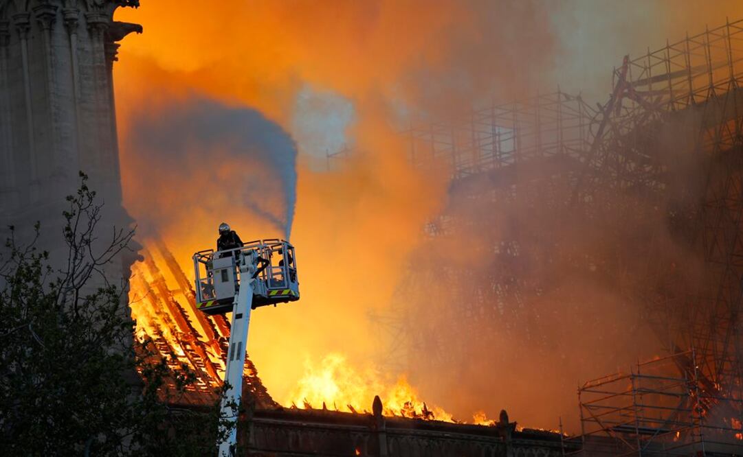 Bomberos intentan sofocar incendio en Notre Dame (Foto: AP)