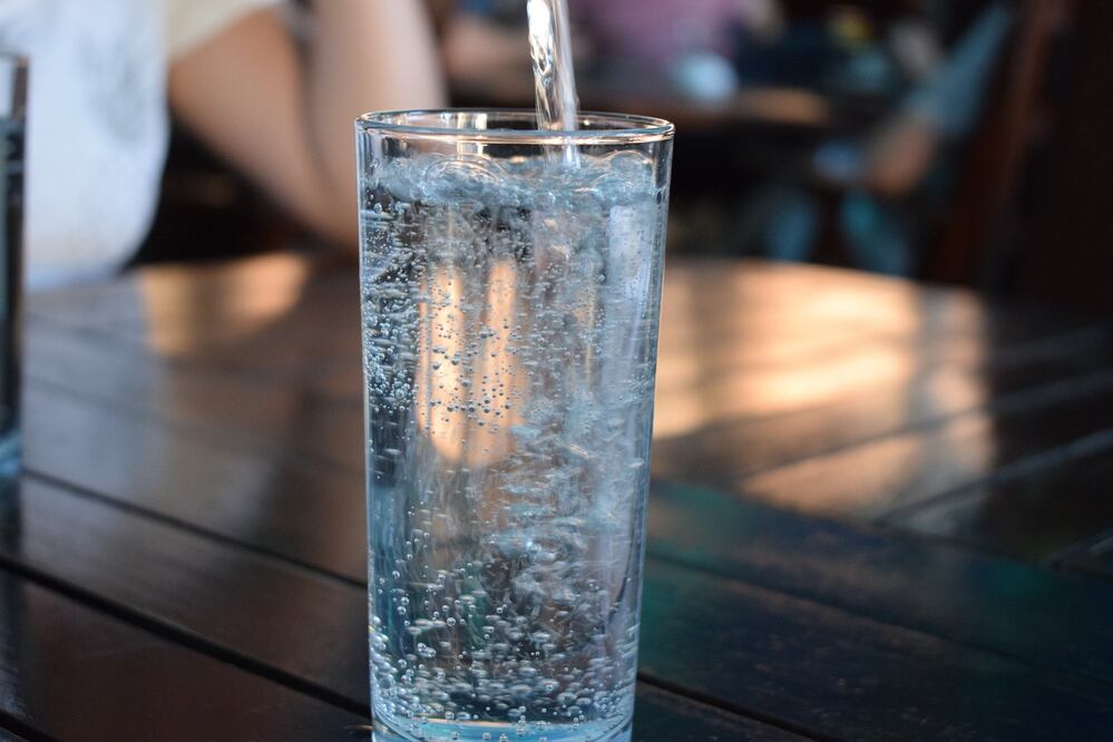 Si se consume correctamente, el agua mineral contribuya a mantener la salud del cuerpo. Foto: Pixabay