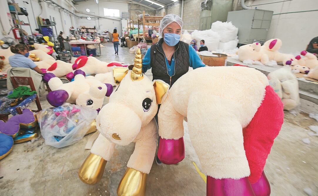 Unicornios, changuitos enamorados, osos y demás fauna hecha de felpa es creada desde cero en la imaginación de Noemí, quien para exportar a China tuvo que construir una tercera nave industrial para cargar los tráileres. (FOTOS: JORGE ALVARADO. EL UNIVER)
