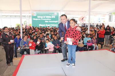 Dan tabletas electrónicas a alumnos en Cuajimalpa