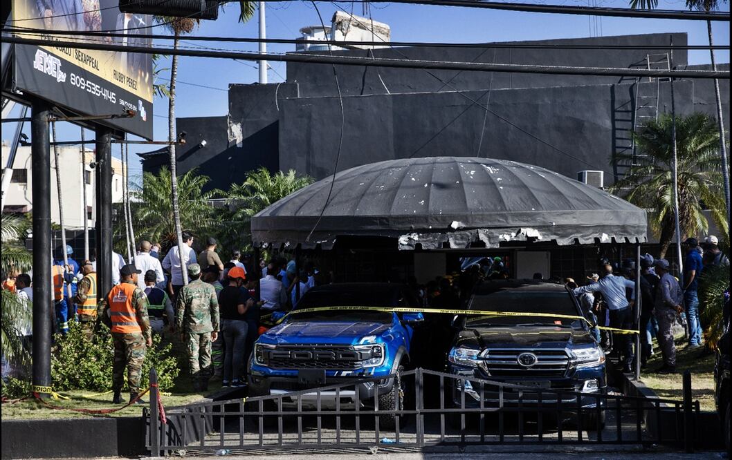 Rescatistas laboran entre los escombros después del desplome del techo de la discoteca Jet Set, ubicada en Santa Domingo, República Dominicana, el 8 de abril de 2025. Foto: EFE