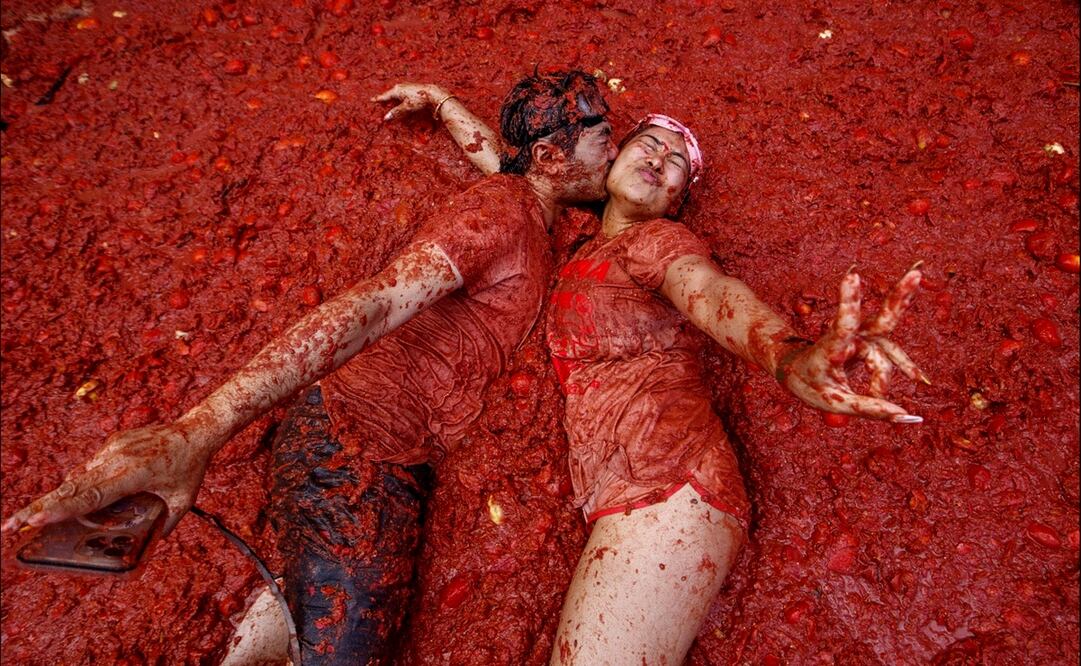 Una pareja se besa en un charco de tomates durante la Tomatina en el pueblo de Buñol, en Valencia, España, el miércoles 27 de agosto de 2025. Foto: AP