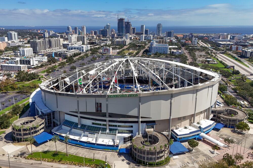 El estadio de los Rays sufrió el paso del huracán Milton por Florida. FOTO: AP