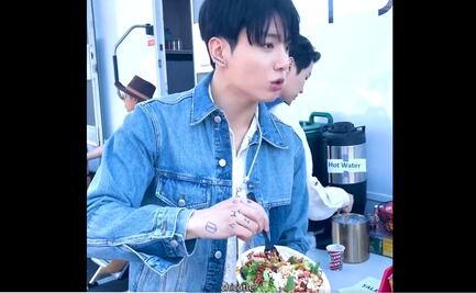 Se hace viral pronunciación de Jungkook de BTS al decir chipotle y restaurante cambia su nombre 