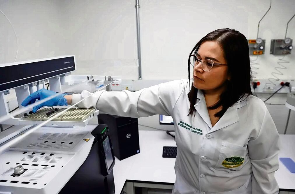 Una científica de la Dirección de Antinárcoticos de Colombia analiza el opioide sintético fentanilo. Foto: EFE