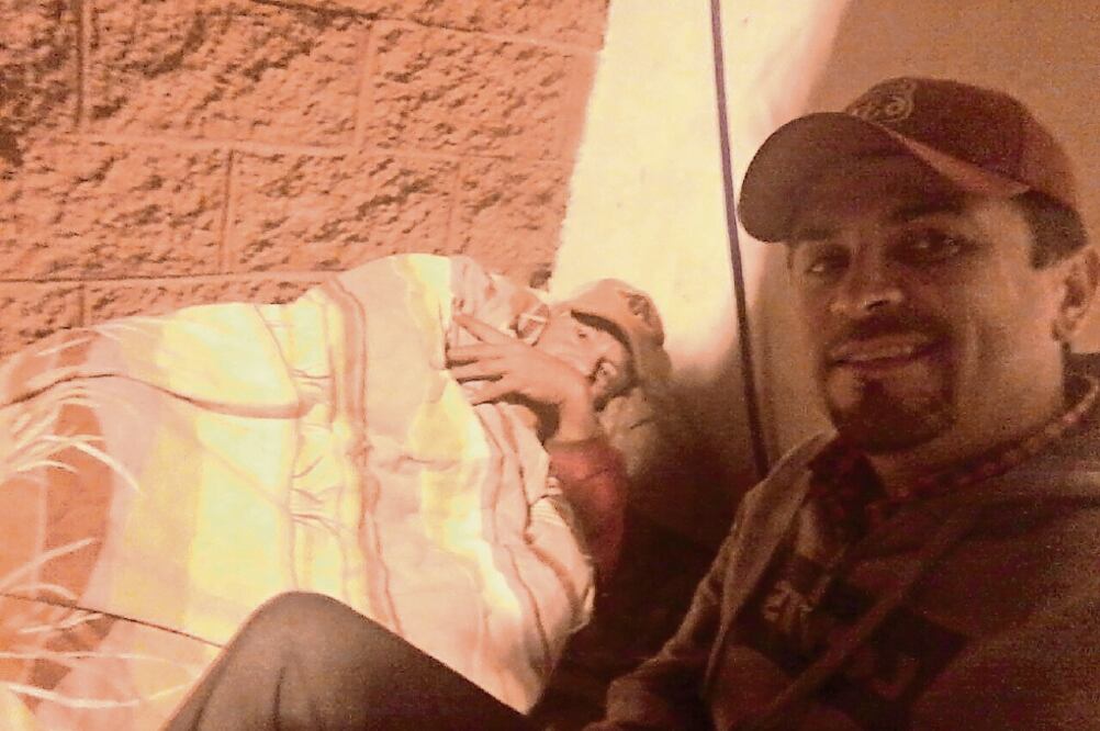 Don José fue abandanado por su hijo en una plaza pública; Javier García se ha hecho amigo del anciano y es quien lo apoya con la alimentación. (AMALIA ESCOBAR. EL UNIVERSAL)