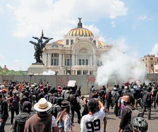 Anarcos toman el Centro; policía no los confronta 