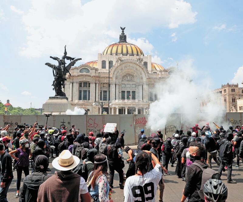 Luego de ser convocados desde redes sociales, unos 100 jóvenes de diversos colectivos salieron a exigir un alto a los presuntos abusos policiacos en marchas. ADRIANA HERNÁNDEZ. EL UNIVERSAL