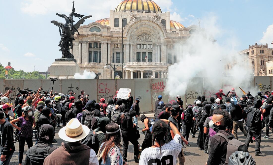 Luego de ser convocados desde redes sociales, unos 100 jóvenes de diversos colectivos salieron a exigir un alto a los presuntos abusos policiacos en marchas. ADRIANA HERNÁNDEZ. EL UNIVERSAL