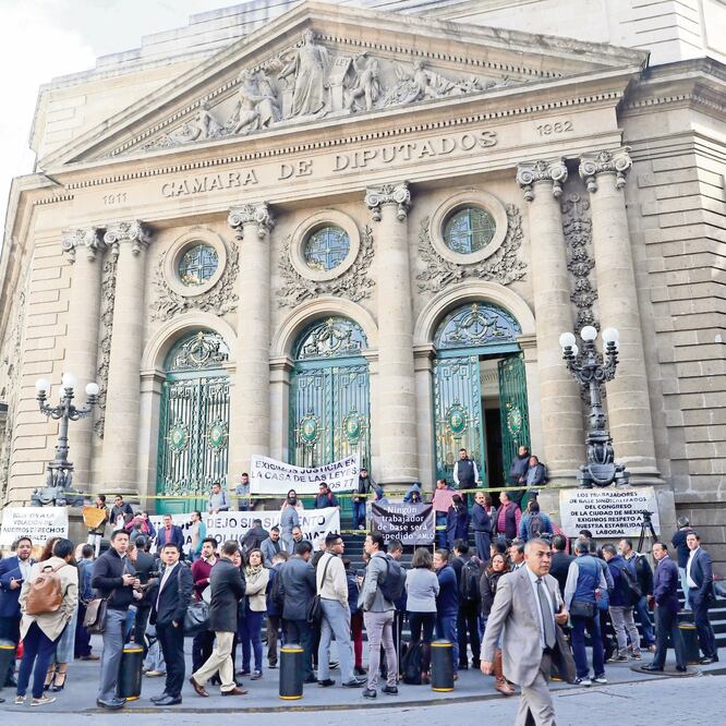 Un grupo de 77 ex trabajadores del Congreso impidieron temporalmente el paso al recinto desde las 6:00 horas; fueron atendidos por la Jucopo. LUCÍA GODINEZ. EL UNIVERSAL