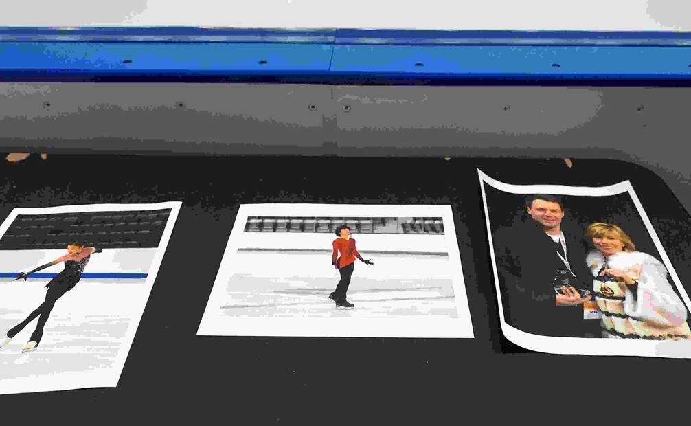 Fotografías de víctimas de accidentes aéreos de la pista del Skating Club of Boston se muestran al lado de la pista, el jueves 30 de enero de 2025, en Norwood, Massachusetts. De izquierda a derecha están la patinadora Jinna Han, la patinadora Spencer Lane y los entrenadores Vadim Naumov y Evgenia Shishkova. Foto: AP