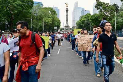 Policías capitalinos frenan paso al Zócalo