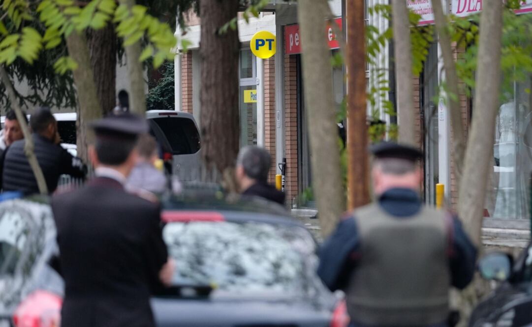 Vista general de la oficina postal donde un hombre permanece atrincherado con varios rehenes en Reggio Emilia, Italia (Foto: EFE)
