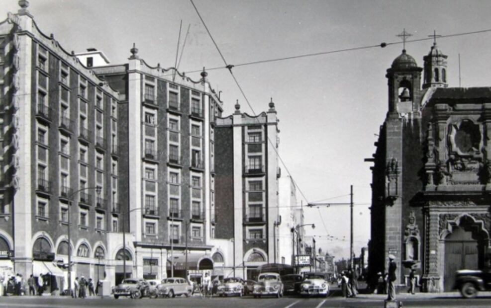 El cruce de Izazaga y San Juan de Letrán, hoy el Eje Central, en una fotografía cercana a 1960. A la izquierda se encuentra el Hotel Virreyes, edificio de estilo neocolonial que fue construido en 1947 y continúa en funciones, y del lado derecho está la capilla de la Inmaculada Concepción, cuya historia se remonta al siglo XVIII. Foto: Colección Carlos Villasana/ Especial.