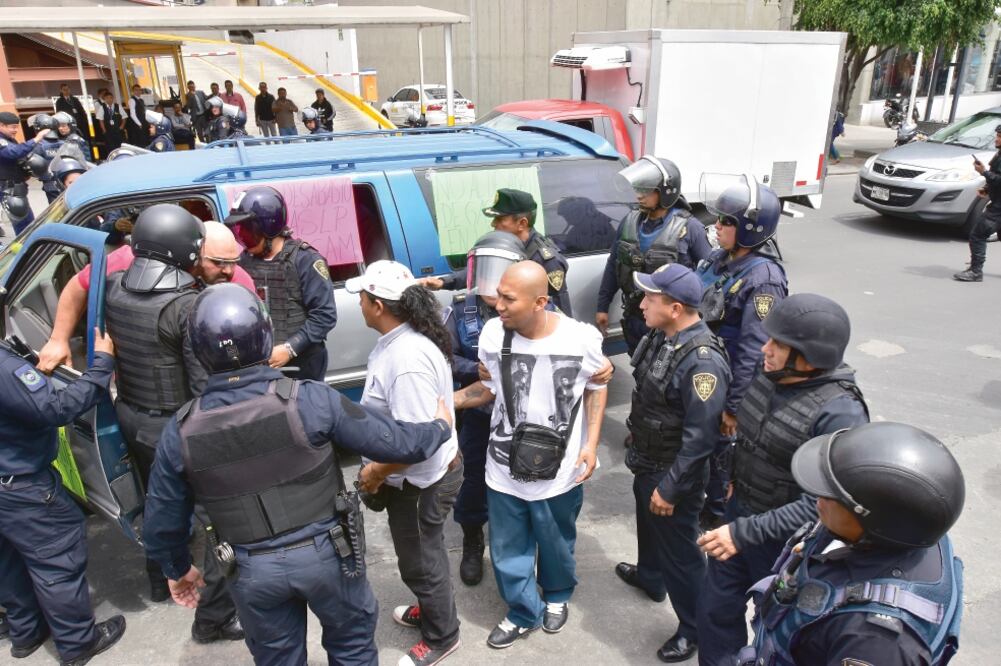 En el cruce del Eje 6 e Insurgentes, granaderos impidieron el paso de ciudadanos y gaseros que pretendían protestar frente al Invea. (ARMANDO MARTÍNEZ. EL GRÁFICO)