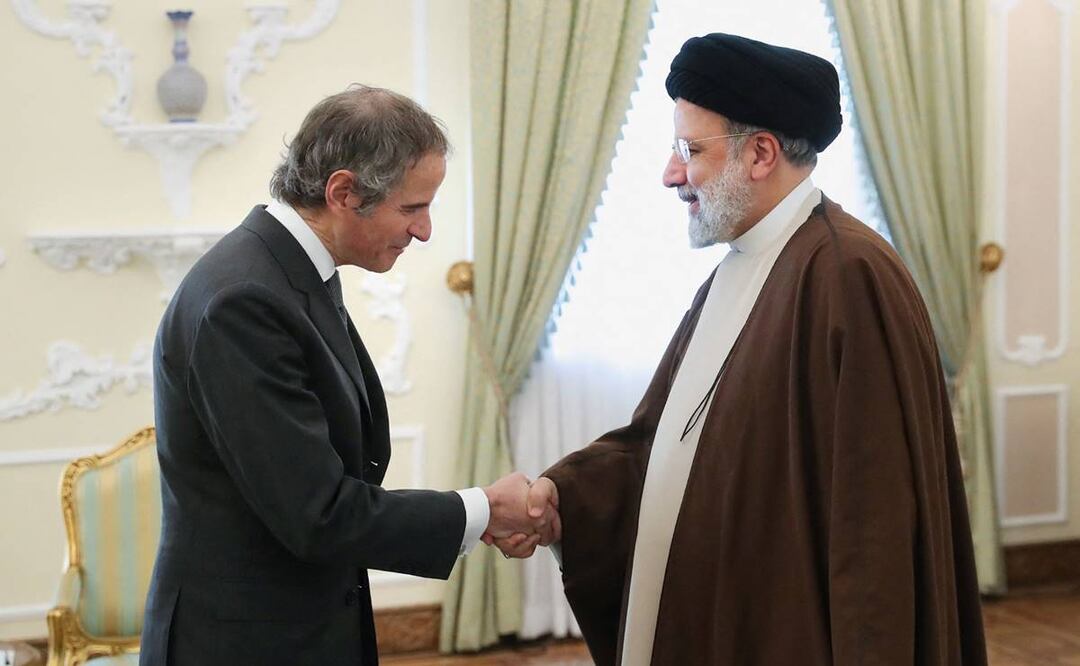 El presidente de Irán, Ebrahim Raisi, y el jefe de la Agencia Internacional de Energía Atómica (OIEA), Rafael Grossi, antes de su reunión en Teherán. FOTO:AFP