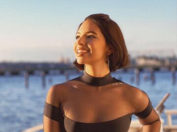 Ángela Aguilar muestra su ropa interior con pantalones cargo