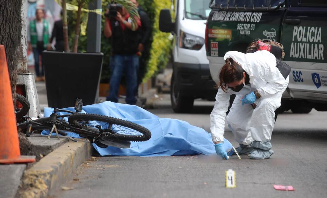 Una mujer ciclista murió arrollada por un trailer en la lateral de Circuito Interior y calle Nopaltzin en la colonia Tlaxpana en la alcaldía Cuauhtémoc. Paramédicos acudieron a determinar que ya no contaba con signos vitales.
Fotos: Francisco Rodríguez.