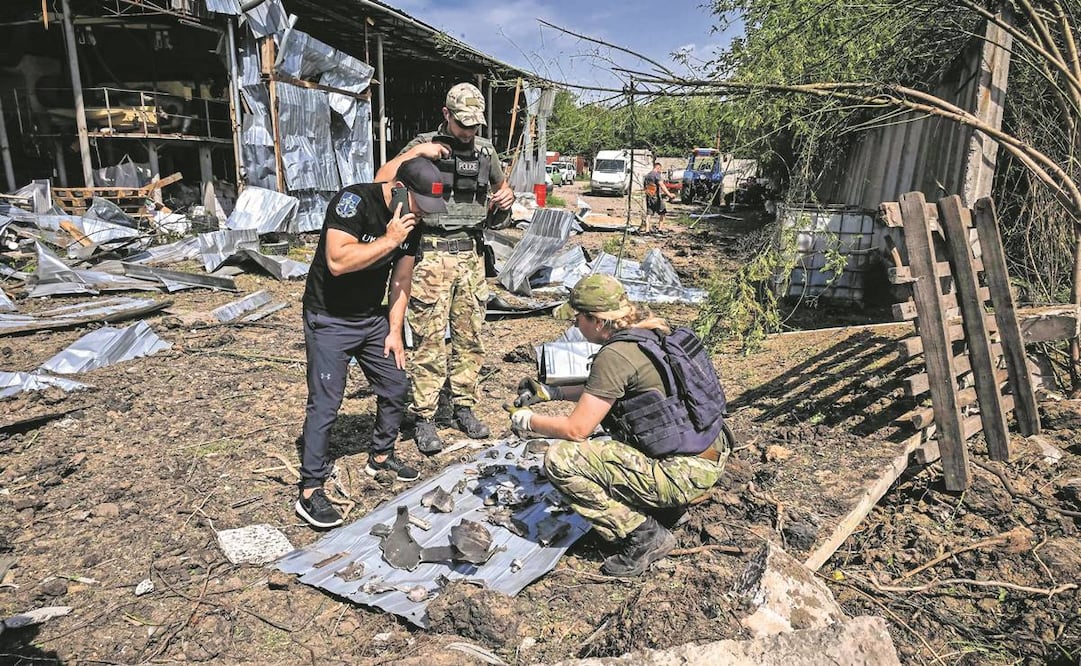 Investigadores en la escena de la explosión de un automóvil cerca del pueblo de Bolshiye Vyazemi en el distrito urbano de Odintsovo. Foto: EFE