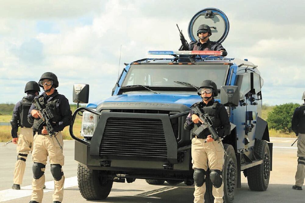 Elementos de la Policía Estatal se encuentran en el 16 Regimiento de Caballería Motorizada del Ejército vigilando un vehículo con combustible. Foto: ESPECIAL