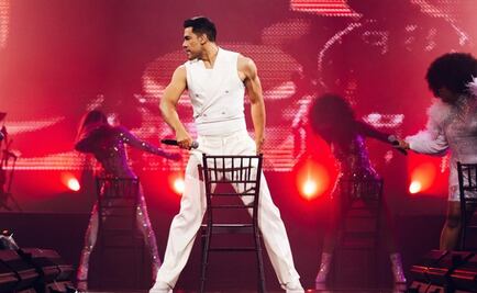 Carlos Rivera celebra 20 años de carrera: beso con Cynthia Rodríguez sella emotivo concierto