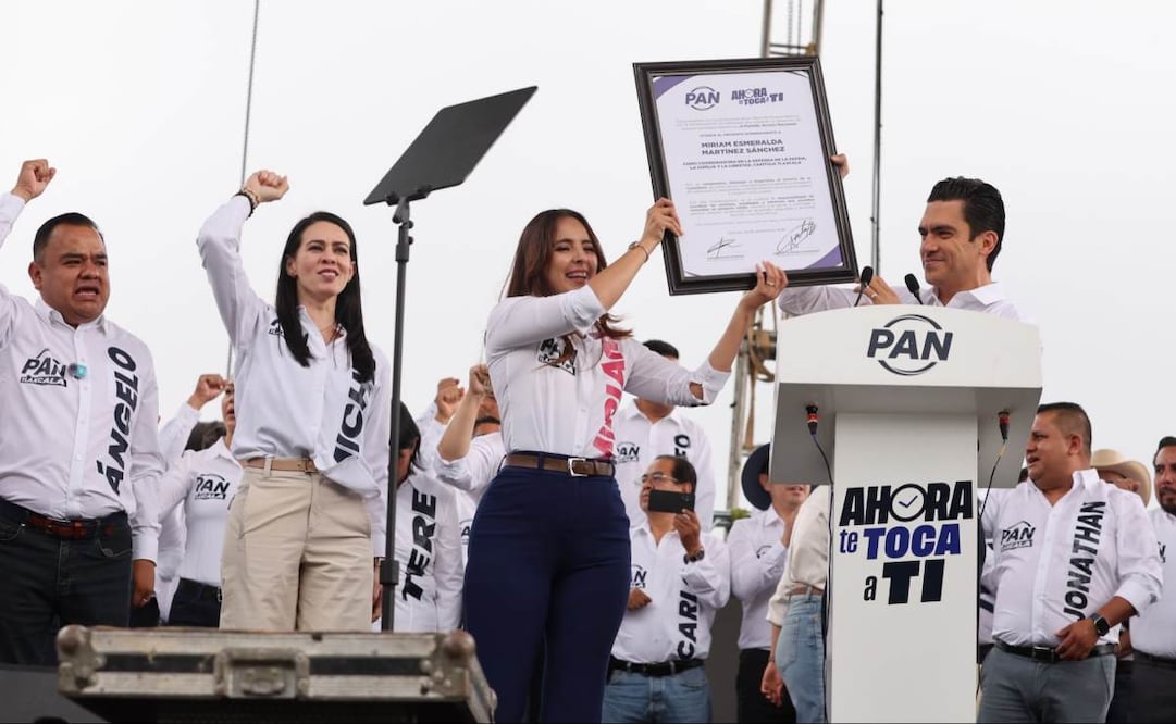 Jorge Romero entregó a Miriam Martínez la constancia que la acredita como coordinadora de la “Defensa de la Patria, la Familia y la Libertad” en Tlaxcala el 12 de septiembre de 2026. Foto: X @JorgeRoHe