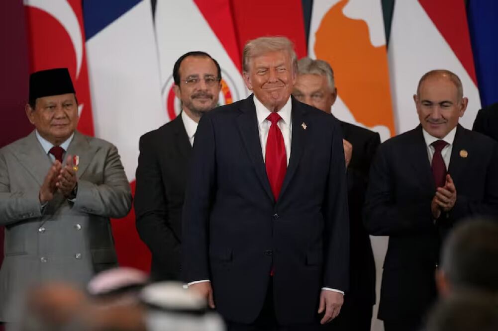 El presidente Donald Trump sonríe durante una cumbre en apoyo al fin de la guerra entre Israel y Hamas en Gaza, que se prolongó por más de dos años, tras un acuerdo de alto el fuego histórico, el lunes 13 de octubre de 2025, en Sharm el-Sheij, Egipto. Foto: AP