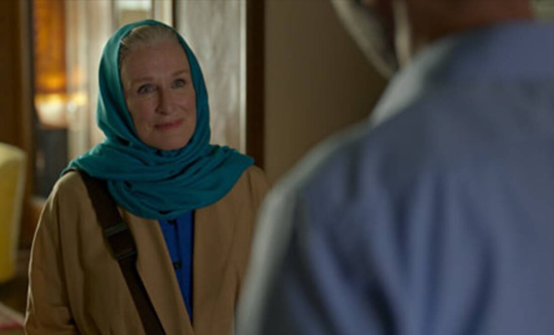 Close interpreta a una mujer occidental que se topa con la agente Tamar Rabinyan (Sultan). Fotos: APPLE TV