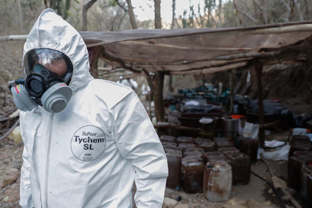 El megalaboratorio clandestino se ubica cerca del poblado conocido como El 24, en una cañada de la zona montañosa de Cosalá, en Sinaloa. (Foto:IVÁN STEPHENS. EL UNIVERSAL)