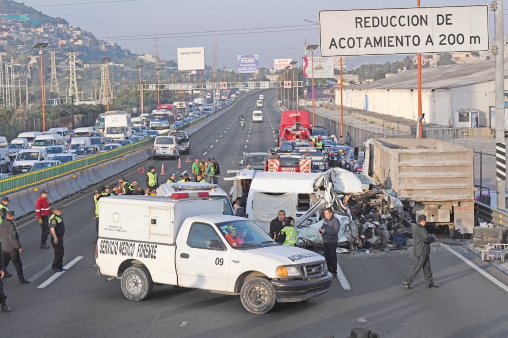 Una vagoneta, al parecer conducida a exceso de velocidad y jugando carreras con otra, se estrelló contra un tractocamión presuntamente descompuesto. Foto: ALAN RODRÍGUEZ. EL UNIVERSAL
