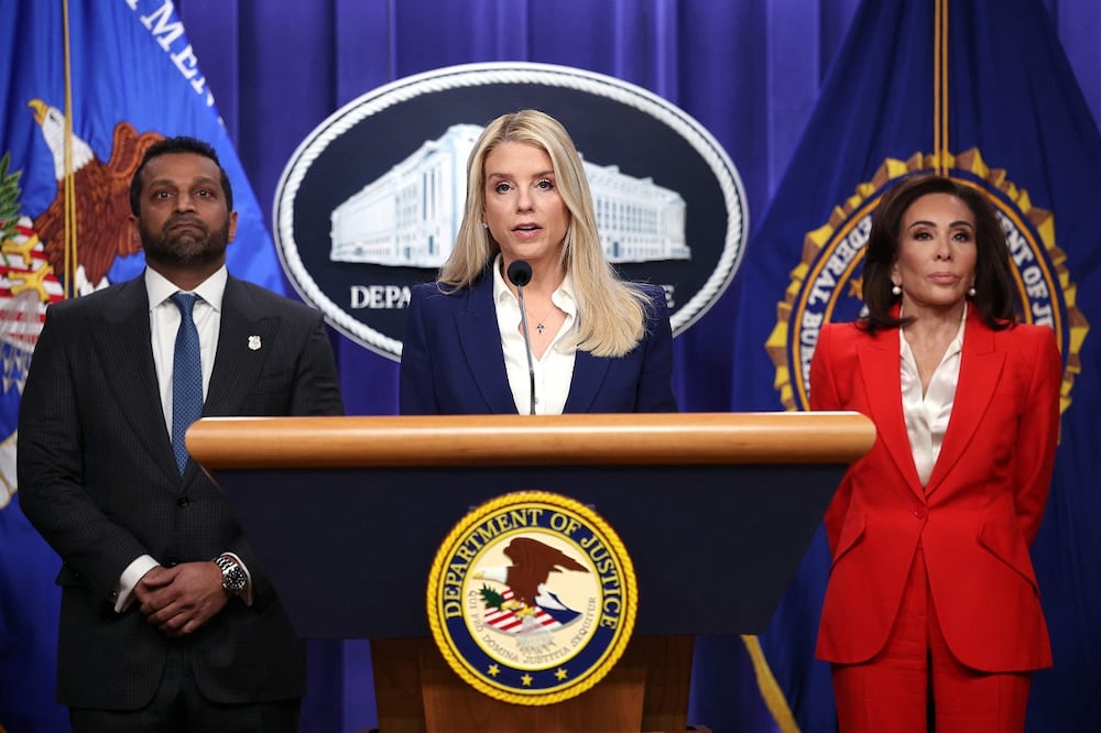 La fiscal General de  Estados Unidos, Pam Bondi (centro); el director del Buró Federal de Investigaciones (FBI), Kash Patel, y la fiscal de Estados Unidos para Washington, D.C., Jeanine Pirro, en el Departamento de Justicia. Foto: AFP