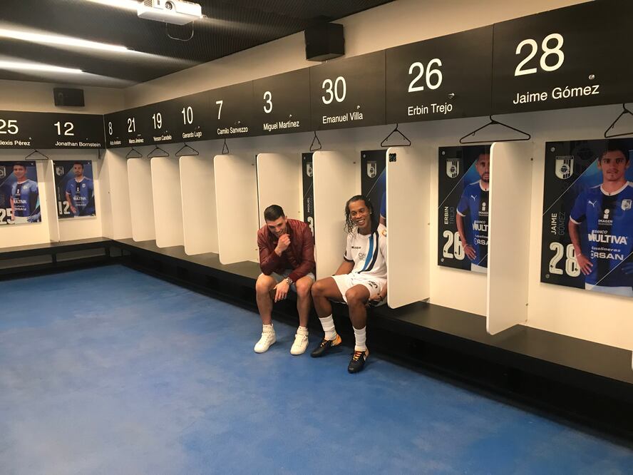 Ronaldinho reconforta a Yasser Corona