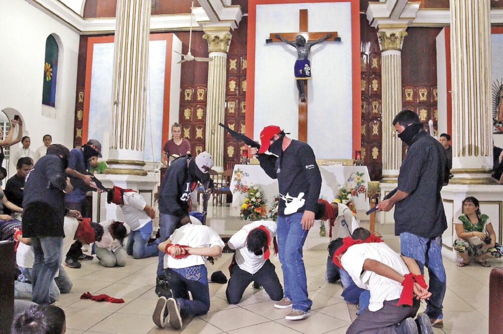 En la iglesia de Cristo Crucificado los migrantes llevaron a cabo la representación de la masacre: hombres armados con rifles de alto poder (hechos de madera) y con el rostro cubierto someten a las víctimas (LUMA LÓPEZ. EL UNIVERSAL)
