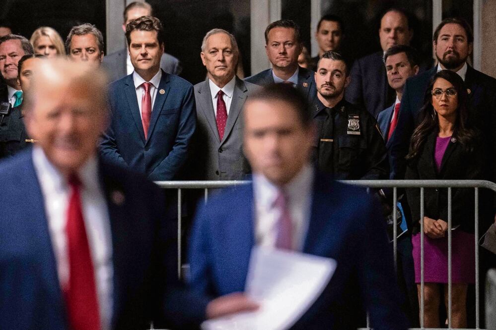 Los congresistas republicanos Matt Gaetz (atrás a la izq.) y Lauren Boebert (der.) observan al expresidente Donald Trump, en Nueva York. Foto: Jeenah Moon | AFP