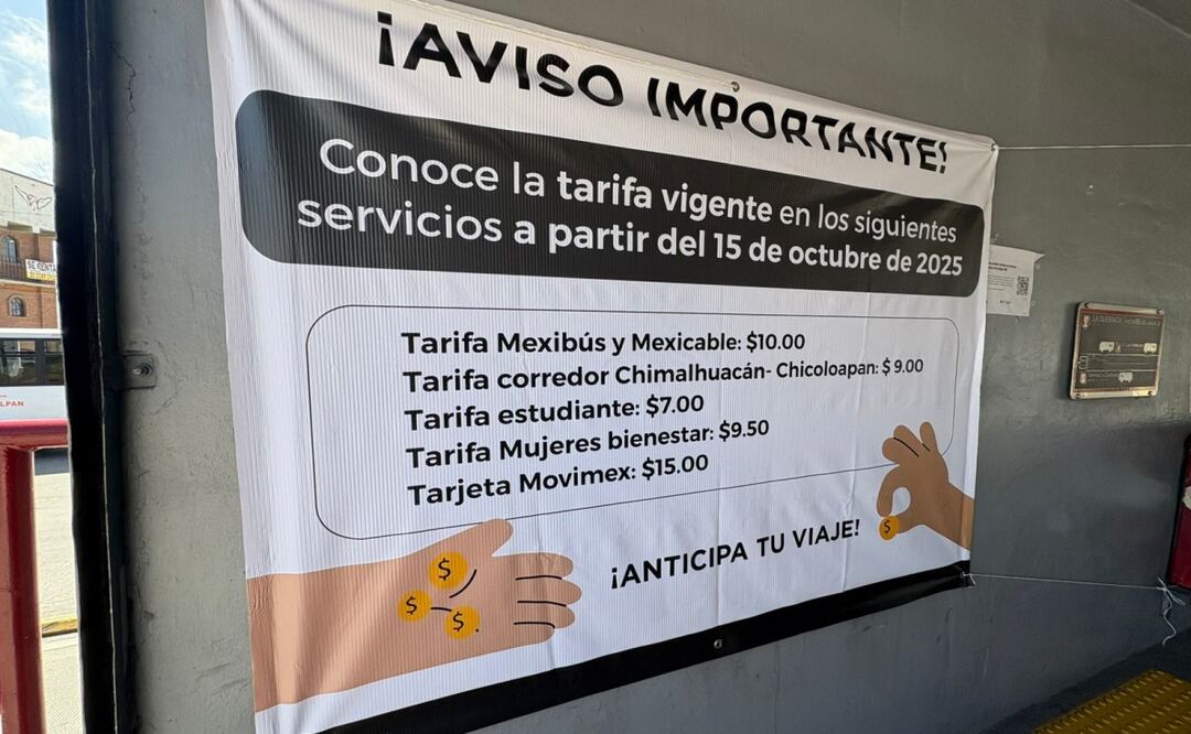 En las estaciones del Mexibús y Mexicable se colocaron lonas con el aviso del incremento de un peso en la tarifa, a partir del 15 de octubre. Foto: Arturo Contreras / EL UNIVERSAL